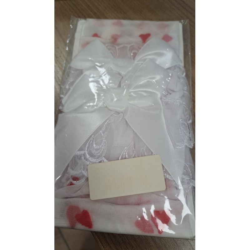 Bas blancs motifs coeurs noeuds rouges