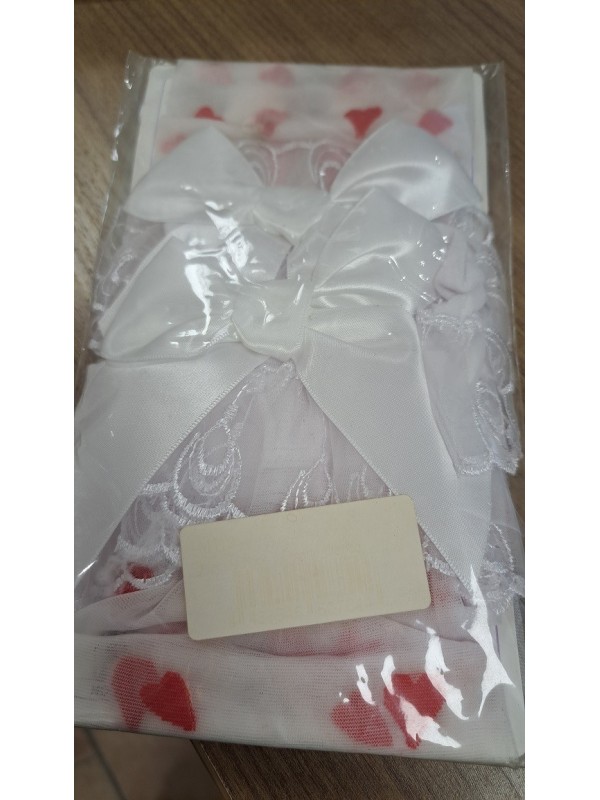 Bas blancs motifs coeurs noeuds rouges